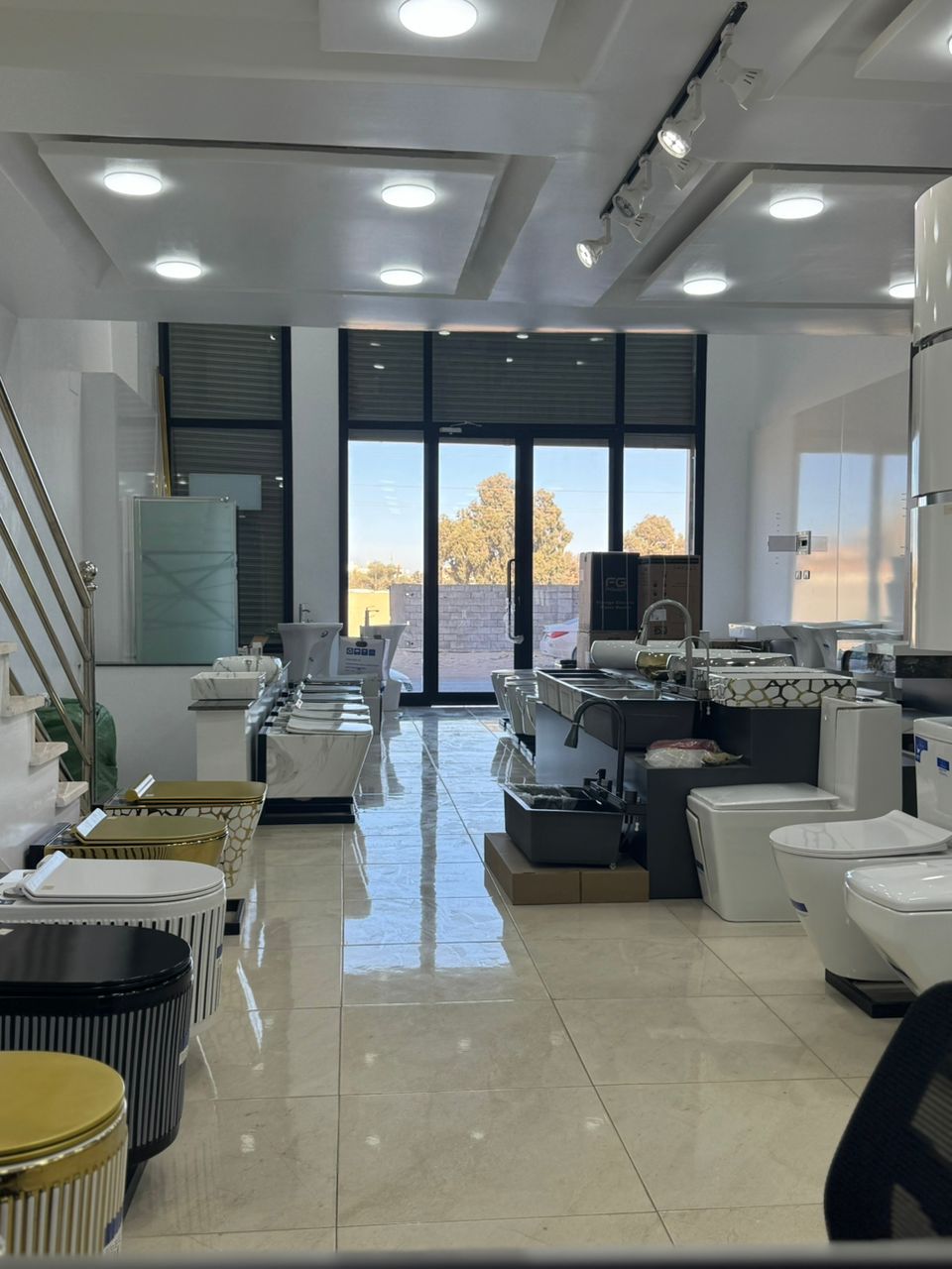 داخل معرض شركة راما للمواد الصحية