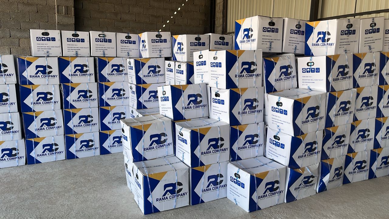 مخزن شركة راما المليء بمنتجات الأدوات الصحية