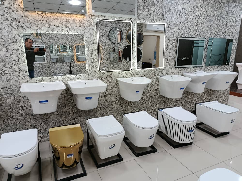 عرض أطقم الحمامات والأحواض في معرض راما